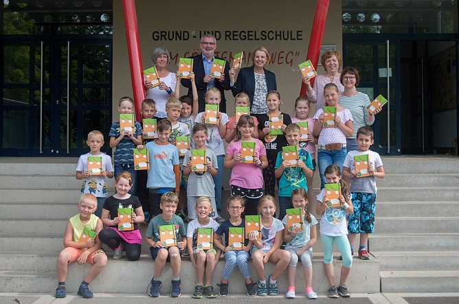 Auch im kommenden Schuljahr k&ouml;nnen rund 2.500 Grundsch&uuml;ler in Stadt und Landkreis Nordhausen ihre Hausaufgaben ins M&ouml;hrchenheft eintragen (Foto: Pressestelle Landratsamt Nordhausen)