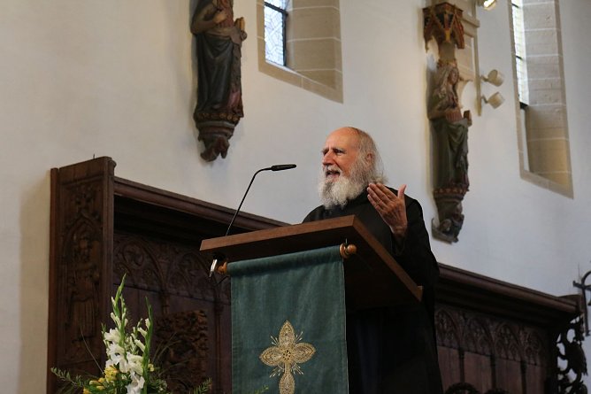 Pater Anselm Gr&uuml;n sprach &uuml;ber Wurzeln und Halt im Leben (Foto: Angelo Glashagel)