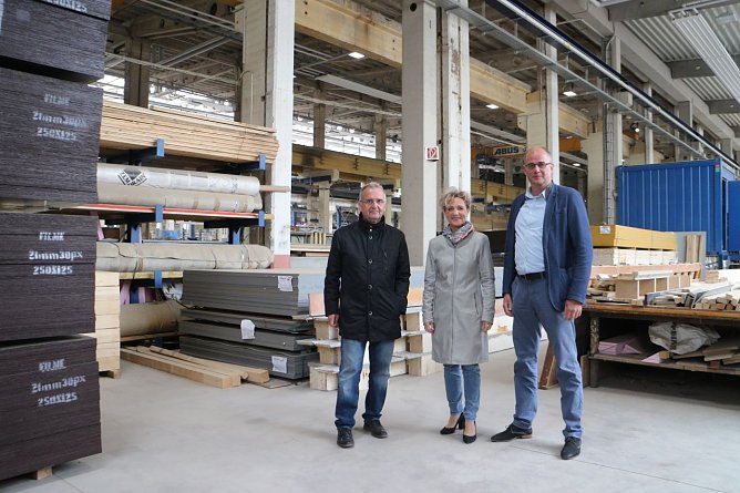 Gesch&auml;ftsf&uuml;hrer Dr. Jens Stark mit Ministerin Birgit Keller und Landrat Matthias Jendricke in einer Habau-Werkshalle (Foto: Angelo Glashagel)