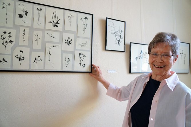 Elisabeth Szesny zeigt im Nordhaus Scherenschnitte ihrer Familie (Foto: Susanne Schedwill)