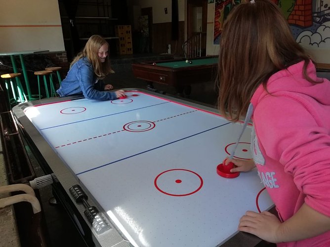 In die Jahre gekommen: der Jugendclub Ost konnte sich jetzt dank einer gro&szlig;z&uuml;gigen Spende einen neuen Air-Hockey Tisch leisten (Foto: Kreisjugendring Nordhausen)