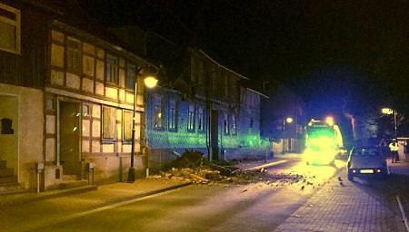 Teil einer Hausfront war in der Nacht ein- und auf die Stra&szlig;e gest&uuml;rzt. (Foto: Feuerwehr Ellrich)