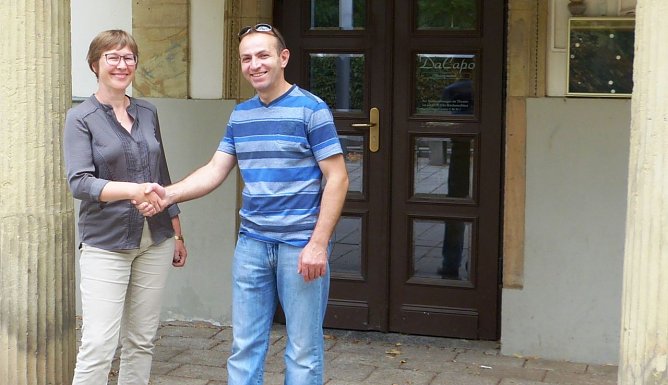 Verwaltungsdirektorin Grit Reichelt und Leonidas Gkaltsidis vor dem Theaterrestaurant (Foto: Birgit Susemihl)