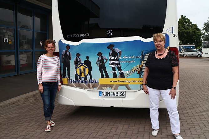 Doris K&ouml;nig (rechts) und Ivonne Fritsche-Ulrich vor ihrem neuen "Henning-Bus" (Foto: Angelo Glashagel)