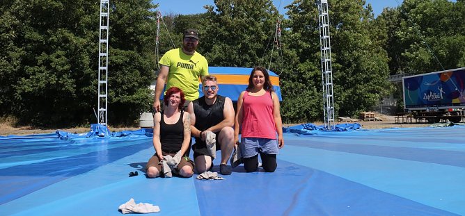 Nach der Saison ist vor der Saison - am Alten Tor wird das blaue Zappelini-Zelt f&uuml;r die Spielpause vorbereitet (Foto: Angelo Glashagel)