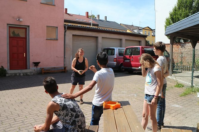 Linda Kulke von den "Naturfreunden Th&uuml;ringen" kl&auml;rt spielerisch Fragen zu Kinderrechten und Bed&uuml;rfnissen (Foto: Angelo Glashagel)