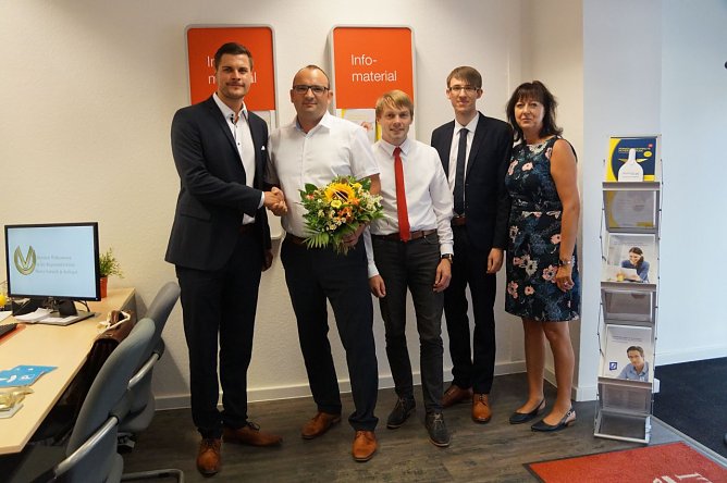 Pascal Wetzler von der SWG &uuml;berbrachte Marco Schmidt und seinen Mitarbeitern Christian K&ouml;nig, Kevin Rausch und Margit Weber (v.l.n.r.) Gl&uuml;ckw&uuml;nsche zur Er&ouml;ffnung des neuen Versicherungsb&uuml;ros (Foto: SWG Nordhausen)