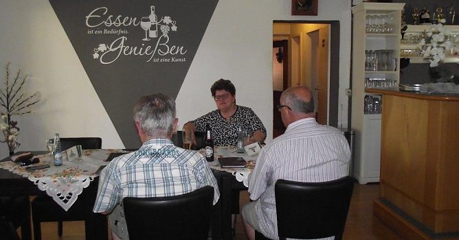 Bei Frau Wirtin gern zu Gast (Foto: Kurt Frank)