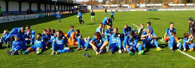 Party nach dem gewonnenen Halbfinale gegen Meuselwitz im M&auml;rz vergangenen Jahres (Foto: Bernd Peter)