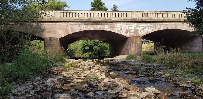 Das flie&szlig;t kaum noch Wasser - die Zorge entlang der Uferstra&szlig;e in Nordhausen (Foto: I. Schieke)