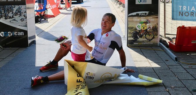 Konstantin Bachor gewinnt den 6. Nordh&auml;user Half-ICAN (Foto: Angelo Glashagel)