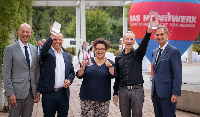 Von links: Minister Wolfgang Tiefensee, Dieter Ortmann von maxx-solar & energie GmbH & Co. KG, Anett Vollborth, Dr. Michael Pletat von coxali sowie Stefan Lobenstein (Foto: Handwerkskammer Erfurt)