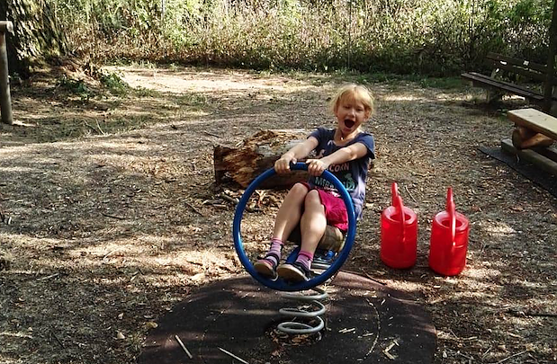 Neue rote Gie&szlig;kannen und unz&auml;hlige Wassertr&auml;ger (Foto: Judith Hesse)