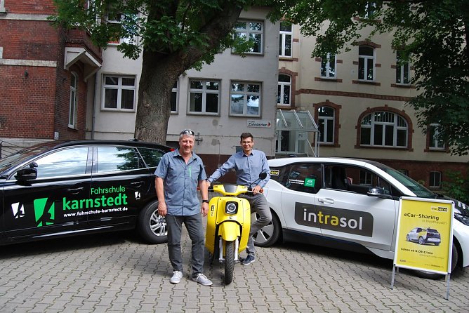 Lernen am Elektroauto - Fahrschule Karnstedt und mobeno kooperieren (Foto: Intrasol)