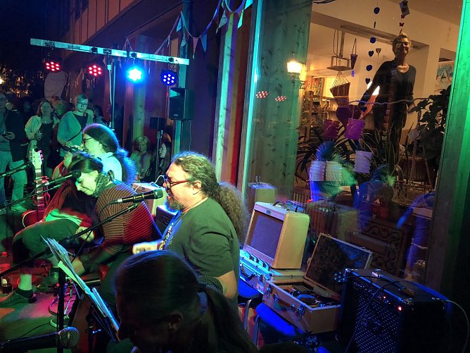 Die Cotton Men Blues Band in der Kurzen Meile in Nordhausen am 25. August 2018. Begeistert tanzte das Publikum auch hinter der Band im Weltladen zur Musik (Foto: Holger Gonska)