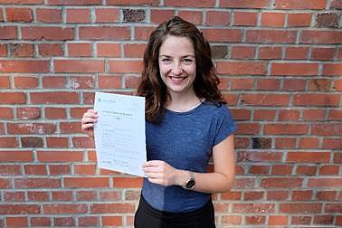 Julia Behnke studiert Innovations- und Changemanagement an der Hochschule Nordhausen. Sie geh&ouml;rt zu den ersten Studierenden, die f&uuml;r ihre interkulturelle Kompetenz ausgezeichnet wurden (Foto: Jaana Kistner)