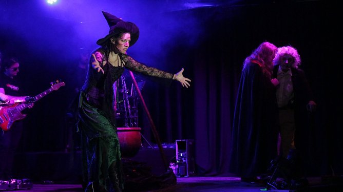 Faust - die Rockoper auf dem Heringer Schlossfest (Foto: Angelo Glashagel) Faust - die Rockoper auf dem Heringer Schlossfest (Foto: Angelo Glashagel)