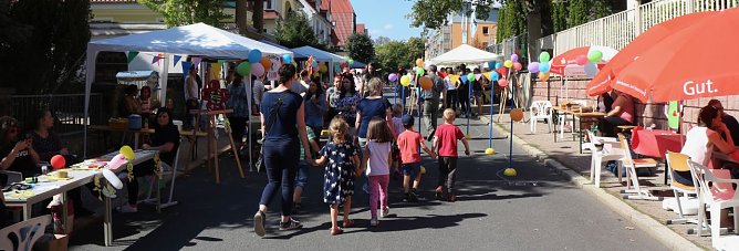 Straßenfest der pro vita Akademie (Foto: Angelo Glashagel) Straßenfest der pro vita Akademie (Foto: Angelo Glashagel)