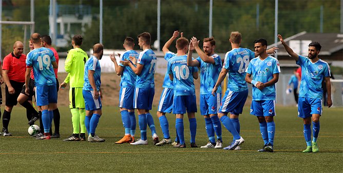 Flutlichtknaller gegen die "Leutzscher Legende" (Foto: M. Liedke)