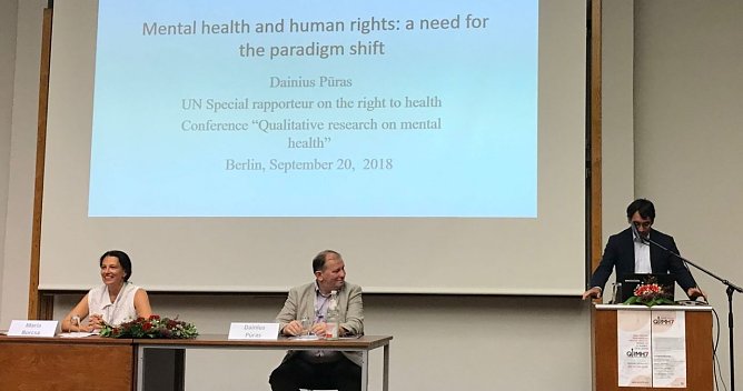 Co-Organisatorin Prof. Dr. Maria Borcsa mit UN-Special Rapporteur Prof. Dr. Dainius Pūras und dem Rektor der Ev. Hochschule Berlin Prof. Dr. Anusheh Rafi (v.l.) (Foto: Julia Hille)