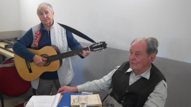 Aufmerksam lauschte Gerhard Stolz einem Lied, das ihm seine ehemalige beste Sch&uuml;lerin Erika Nebelung sang. Ihr einstiger Lehrer bekam feuchte Augen. (Foto: Kurt Frank)