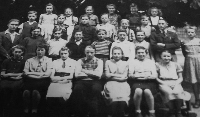 Die Aufnahme der Klasse entstand 1950. Links au&szlig;en Lehrer Gerhard Stolz. Ganz rechts Alice Mohrich, neben ihr Schulleiter Otto Lerp. (Foto: privat)