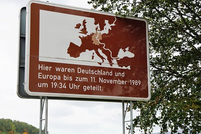 Tafel an der Landesgrenze zwischen Niedersachsen und Th&uuml;ringen. (Foto: Susanne Schedwill)