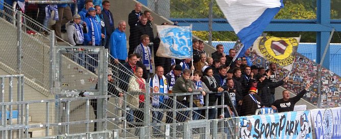 Fast 100 Wacker-Fans treiben ihre Mannschaft an (Foto: nnz)