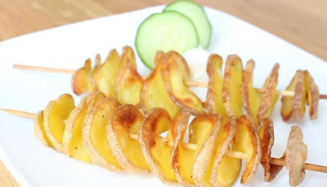 Party-Girlande auf kulinarische Art: Kartoffel-Tornados. (Foto: KMG )