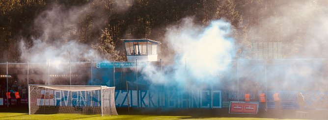 Pyrotechnik im Wackerblock beim Lokalderby gegen Erfurt (Foto: Angelo Glashagel)