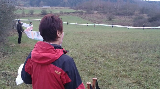 Eine Menschenkette am 14.12.2014 am Winkelberg gegen die zeitgleich von der Firma Casea nur wenige Meter entfernt durchgef&uuml;hrten Probebohrungen. (Foto: privat)
