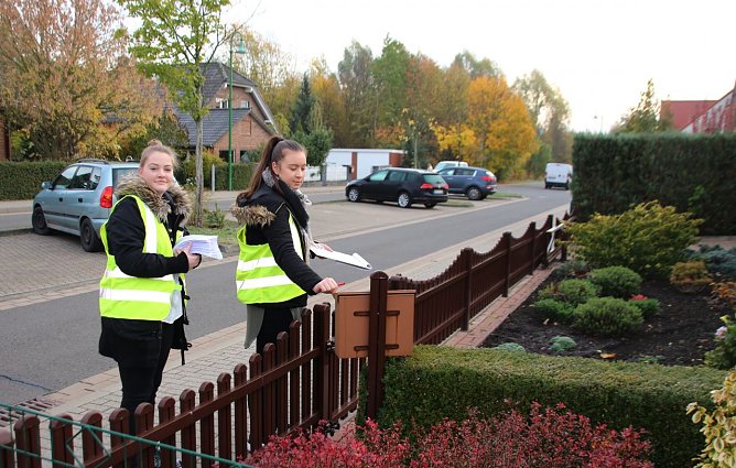 Die Auszubildenden Luisa Buchs und Ecehan S&uuml;rmeli unterst&uuml;tzen dabei das st&auml;dtische Ordnungsamt (Foto: Pressestelle Stadt Nordhausen)