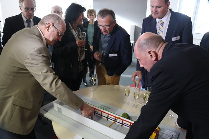 Prof. Poerschke erkl&auml;rt Minister Wolfgang Tiefensee die Pl&auml;ne der Forscher (Foto: Angelo Glashagel)