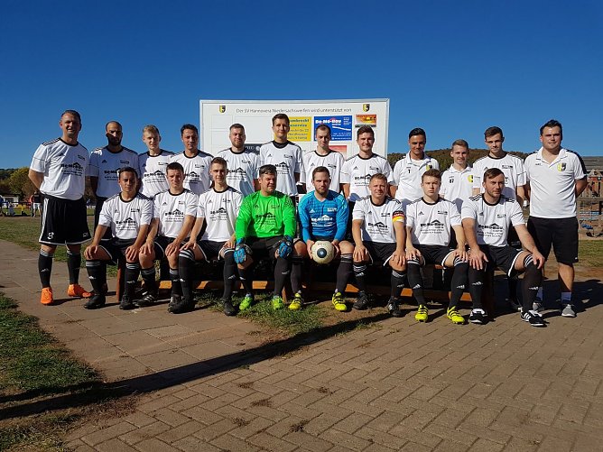 Die Fu&szlig;baller der 1. Mannschaft des SV Hannovera Niedersachswerfen freuen sich &uuml;ber einen neuen Trikotsatz der Firma Be-Mo-Bau aus Niedersachswerfen (Foto: Heiko HIeronymus)