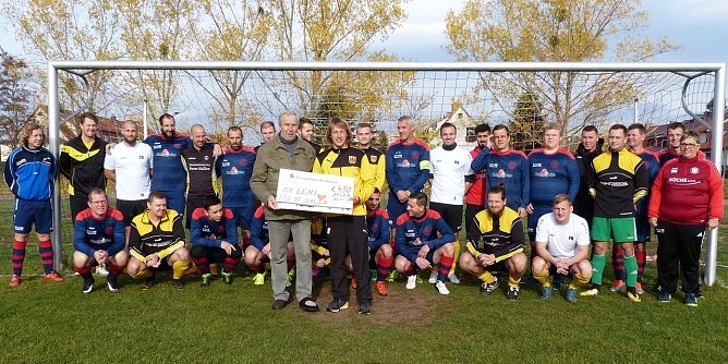 Spende &uuml;bergeben (Foto: Klaus Pfand)