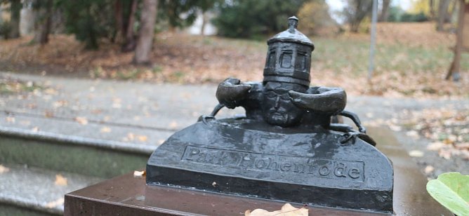 Der Parkw&auml;chter am Eingang von Hohenrode (Foto: nnz)