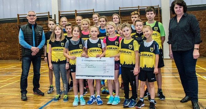 Leibchen &uuml;bergeben (Foto: privat)