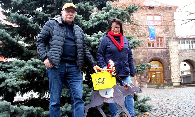 Gerd und Helga Bosse mit Wunschbriefkasten (Foto: Pressestelle Stadt Nordhausen)