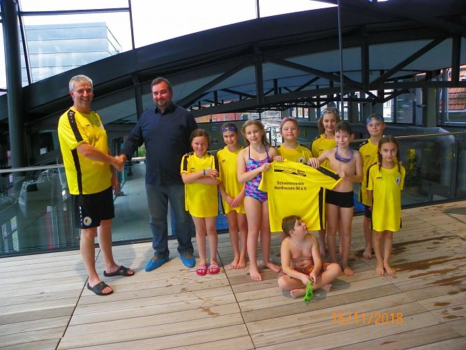 Herr Kai-Uwe Koch von der Bohrgesellschaft Ro&szlig;la mbH bei der &Uuml;bergabe der T-Shirts an die Trainingsgruppe der Jahrg&auml;nge 2008 bis 2010 des Schwimmvereins (Foto: Klaus-Peter Kurtz, SVN 90)
