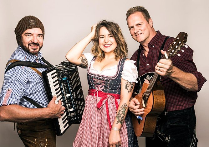 Susi Platte, DJ Steven H. und die Band BiBaGaudi sorgen f&uuml;r Gaudi-Spa&szlig; und beste Stimmung (Foto: Autohaus Peter GmbH)