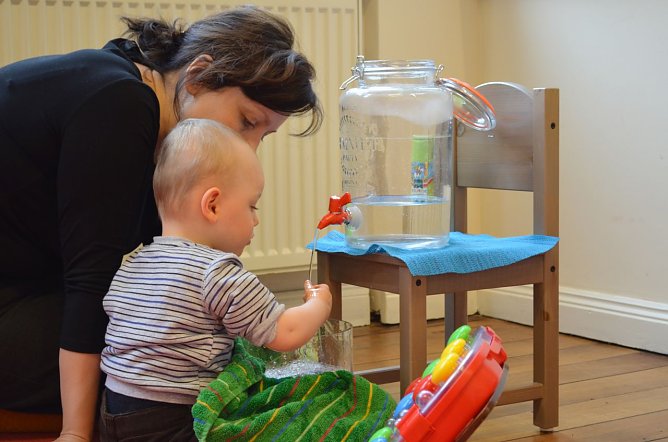 Eltern erhalten in dem Seminar Anregungen f&uuml;r den Familienalltag, beispielsweise wie sie ihre besonderen Kinder an das H&auml;ndewaschen gew&ouml;hnen k&ouml;nnen.   (Foto: Kleine Wege)