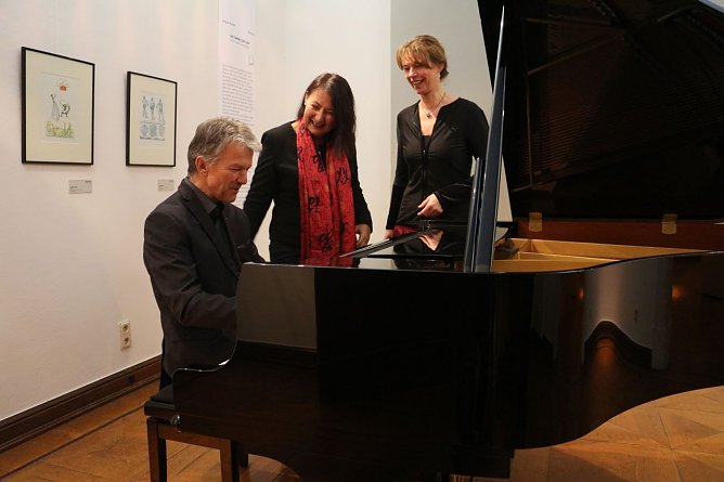 Neuer Fl&uuml;gel f&uuml;r das Kunsthaus: v.l.: Theaterintendant Daniel Klajner, Kunsthausleiterin Susanne Hinsching, F&ouml;rdervereinsvorsitzende Birgit Scholz (Foto: Angelo Glashagel)