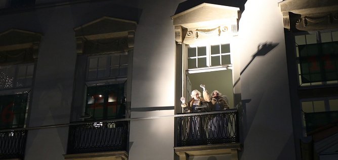 Das erste Türchen am großen Theater-Adventskalender wurde geöffnet (Foto: Angelo Glashagel) Das erste Türchen am großen Theater-Adventskalender wurde geöffnet (Foto: Angelo Glashagel)