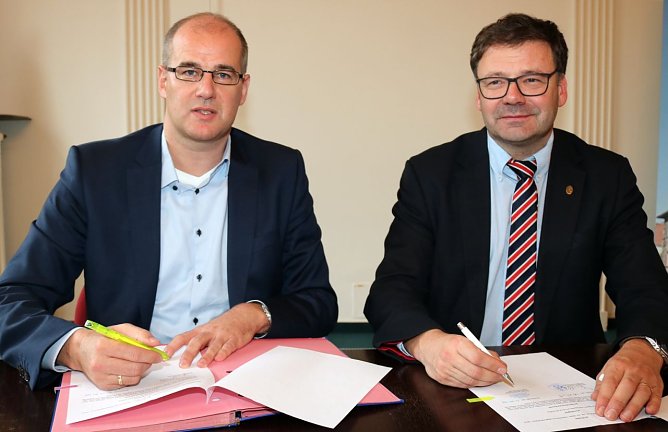 Streit beigelegt: Bleicherodes B&uuml;rgermeister Frank Rostek und Landrat Matthias Jendricke haben einen Vergleich unterzeichnet (Foto: Pressestelle Landratsamt Nordhausen)