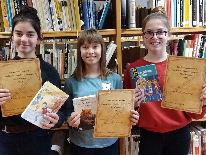 Vorlesewettbewerb Herder-Gymnasium, die Gewinnerinnen Platz 1: Mia D&ouml;ring Klasse 6/1,  Platz 2: Elvira Malygin, Klasse 6/3,  Platz 3: Marlene Job, Klasse 6/3 (Foto: H. Roeder)