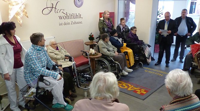 Ansprache an die Heimbewohner (Foto: nnz)