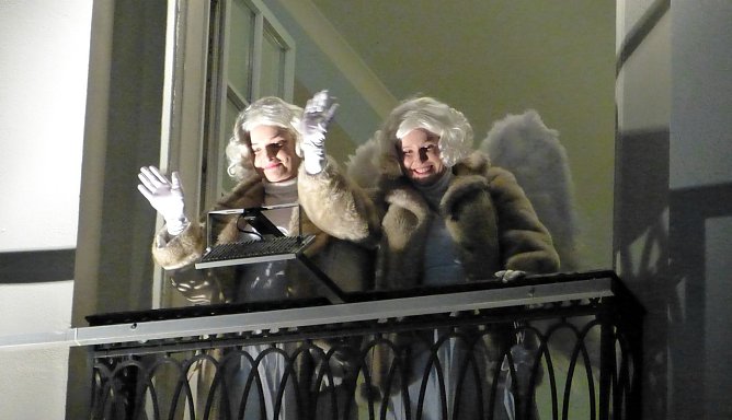 Die Theater-Engel bei der Er&ouml;ffnung des diesj&auml;hrigen Adventskalenders (Foto: Birgit Susemihl)
