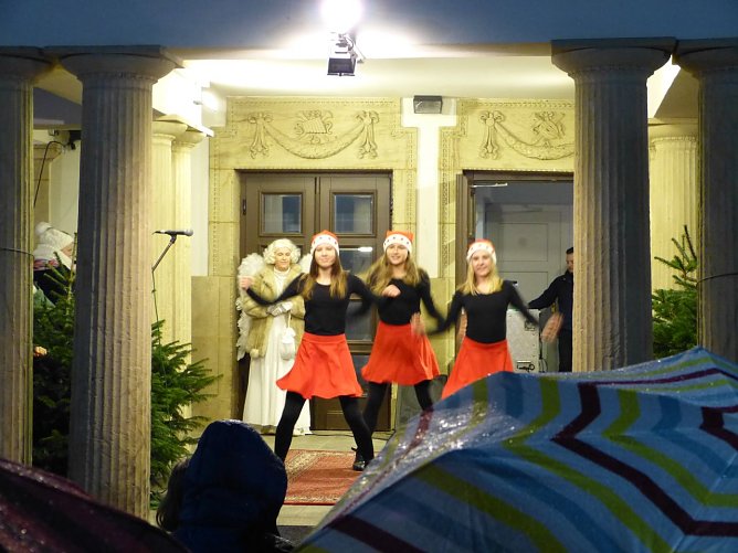 Hinter dem 9. T&uuml;rchen des Theater-Adventskalender verbargen sich die Eleven des Tanzstudio Radeva (Foto: Matthias Schwarz)