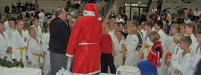 Weihnachtsmann bei Judokas (Foto: K&ouml;hler)
