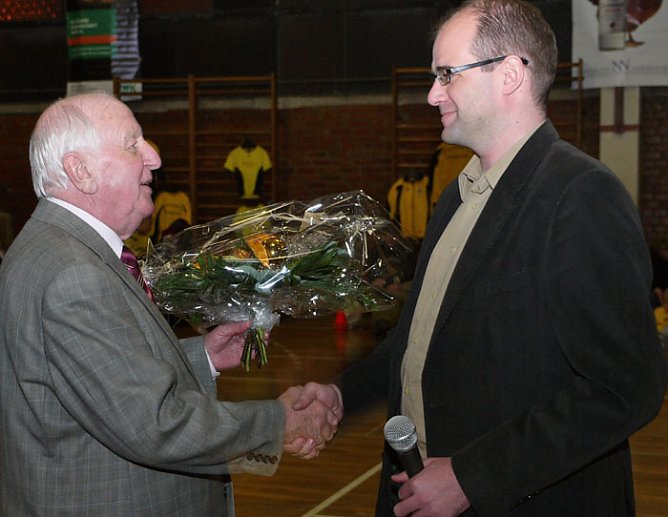 Halle &uuml;bergeben (Foto: nnz)